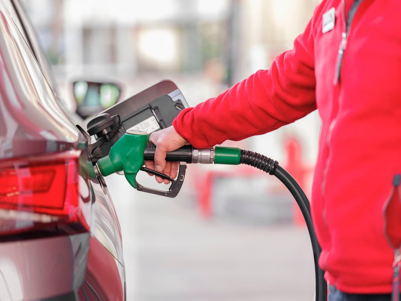 Posto de gasolina ao fundo
